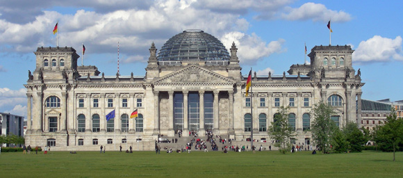 Reichtagsgebäude mit der neuen Kuppel von Lord Norman Forster