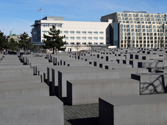 Holocaustdenkmal, Botschaft der USA und Wohngebäude von Frank Gehry