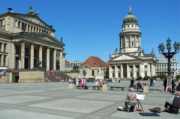 Gendarmenmarkt mit Konzerthaus und französischem Dom