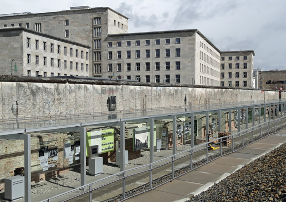 Berliner Mauer Niederkirchner Straße, im Hintergrund das ehemalige Reichsluftfahrtministerium, heute Bundesministerium der Finanzen