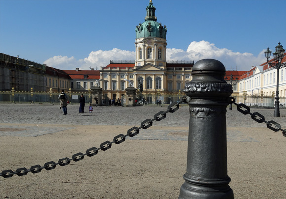 Schloss Charlottenburg von der Straße aus gesehen