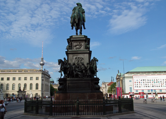 Straße Unter den Linden mit dem Denkmal Friedrich d. Gr.