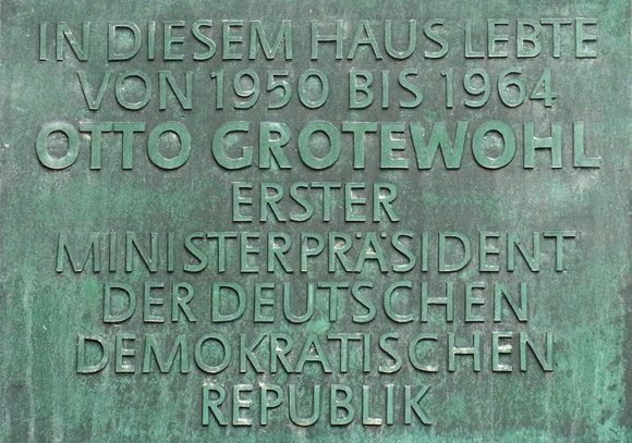 Gedenktafel für Otto Grothewohl an seinem ehemaligen Wohnhaus in Berlin-Pankow
