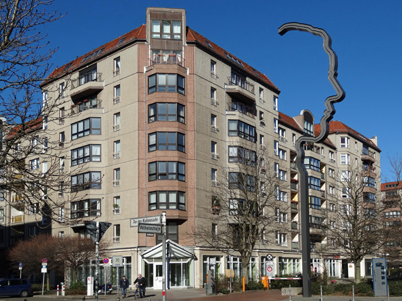 Wilhelmstraße mit Denkmal für Georg Elser