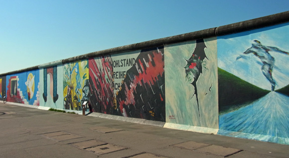 Das längste erhaltene Mauerstück Berlins: East Side Gallery in Friedrichshain
