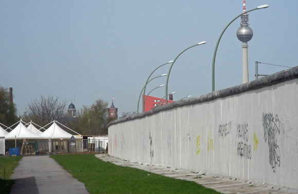 East Side Gallery Berlin, nicht bemalte Innenseite der Mauer