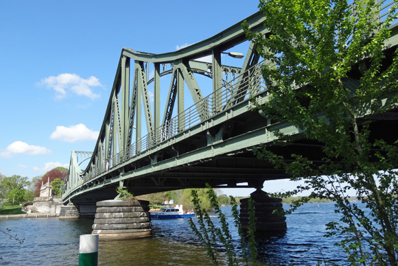 Grenze zwischen Potsdam und Berlin: die Glienicker Brücke über die Havel