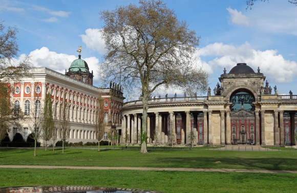 Neues Palais in Potsdam von der Straße aus gesehen