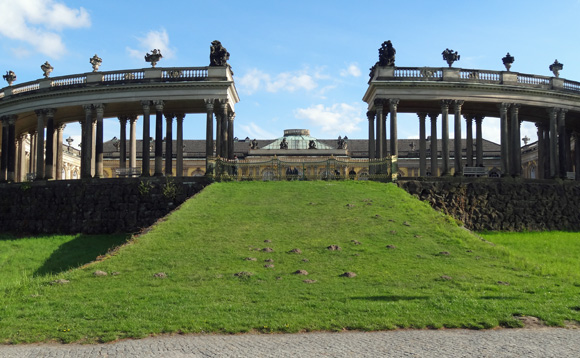 Schloss Sanssouci und die Kolonaden von der Straße aus gesehen
