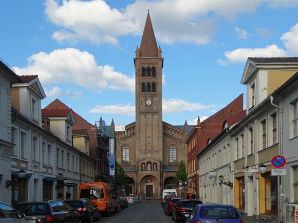 Brandenburger Straße und  die katholische Kirche St Peter und Paul