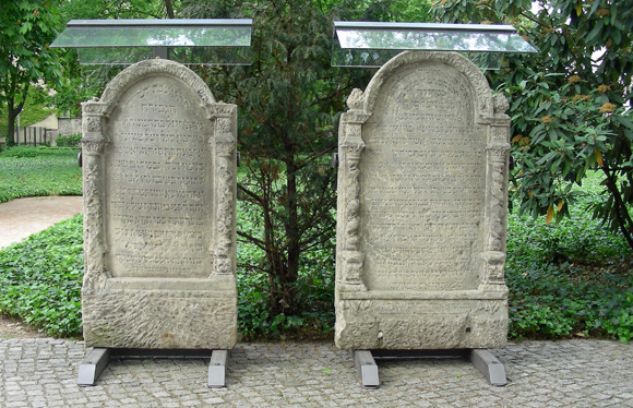 Grabsteine auf dem ältesten jüdischen Friedhof Berlins Große Hmburger Straße