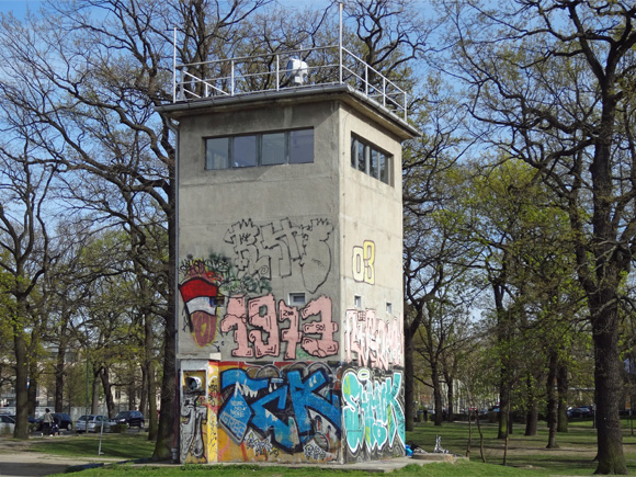 Wachturm auf dem Mauerstreifen