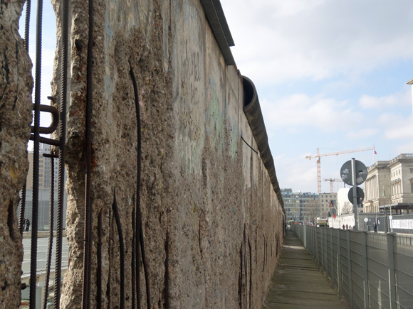Mauer entlang der Niederkirchner Straße