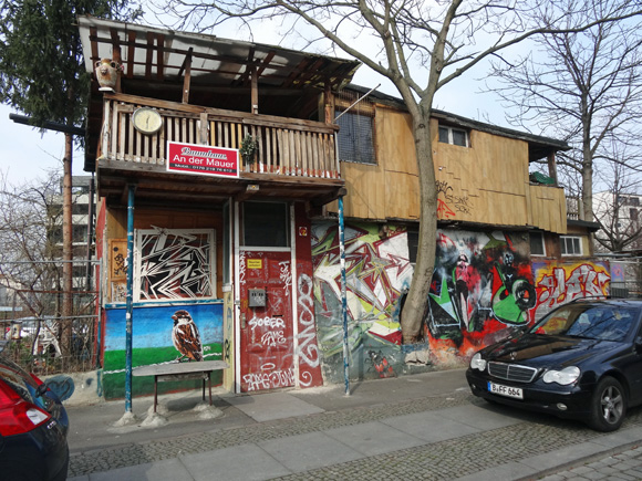 Baumhaus am ehemaligen Mauerstreifen